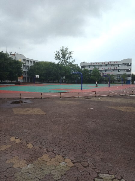 地處內(nèi)江市東興區(qū)郭北鎮(zhèn)。學(xué)校依山傍水，位于清流河畔，獅子山腳下。五十多年來，以其優(yōu)良的校風(fēng)、教風(fēng)、學(xué)風(fēng)、社會形象和獨(dú)特的辦學(xué)風(fēng)格，被評為“內(nèi)江市示范性高中”、“內(nèi)江市校風(fēng)示范校”、“內(nèi)江市最佳文明單位”、“內(nèi)江市辦學(xué)水平督導(dǎo)評估優(yōu)秀學(xué)校”、“內(nèi)江市體育傳統(tǒng)項目學(xué)?！?、“內(nèi)江市德育工作先進(jìn)學(xué)?！?、“內(nèi)江市和諧校園”。