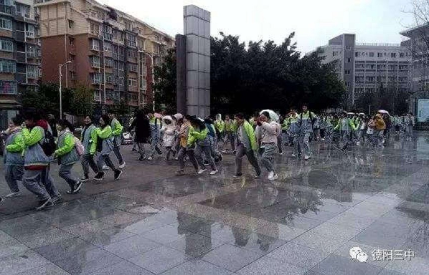 德陽三中招生辦電話是多少？
