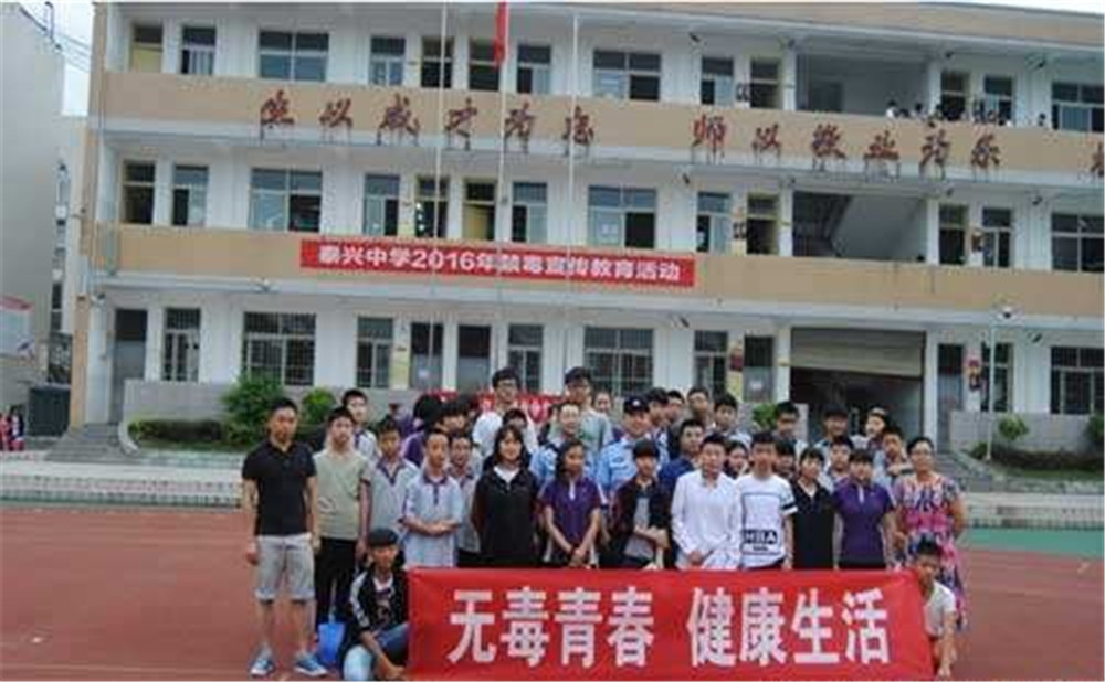 成都泰興中學(xué)每年的學(xué)費(fèi)是多少？