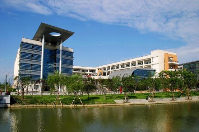 西南交通大學附屬中學一年是學費是多少？