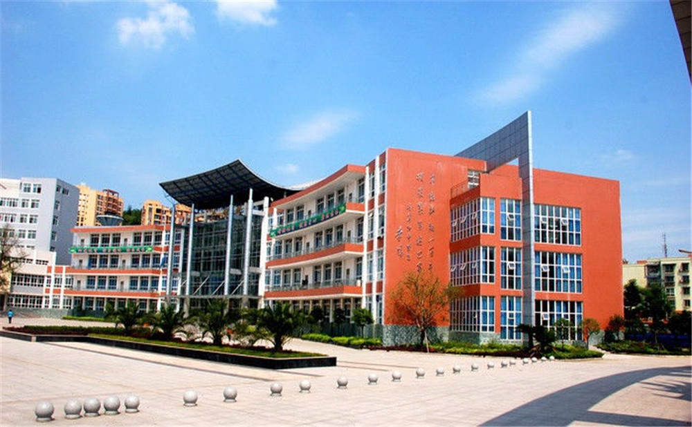 簡陽中學(xué)每年的學(xué)費(fèi)是多少？