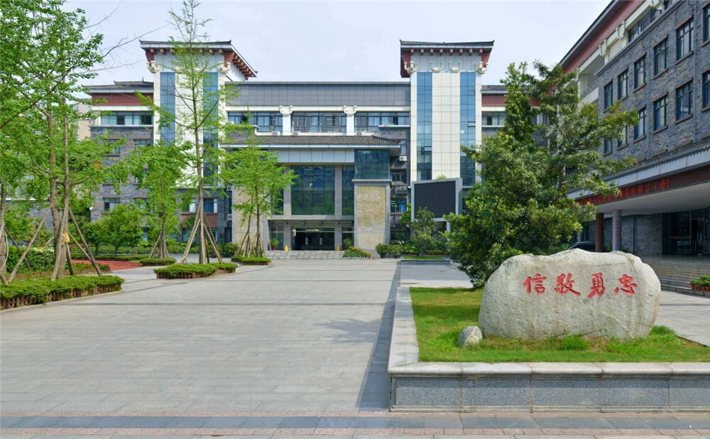 成都市西北中學外招生一年的學費是多少錢？