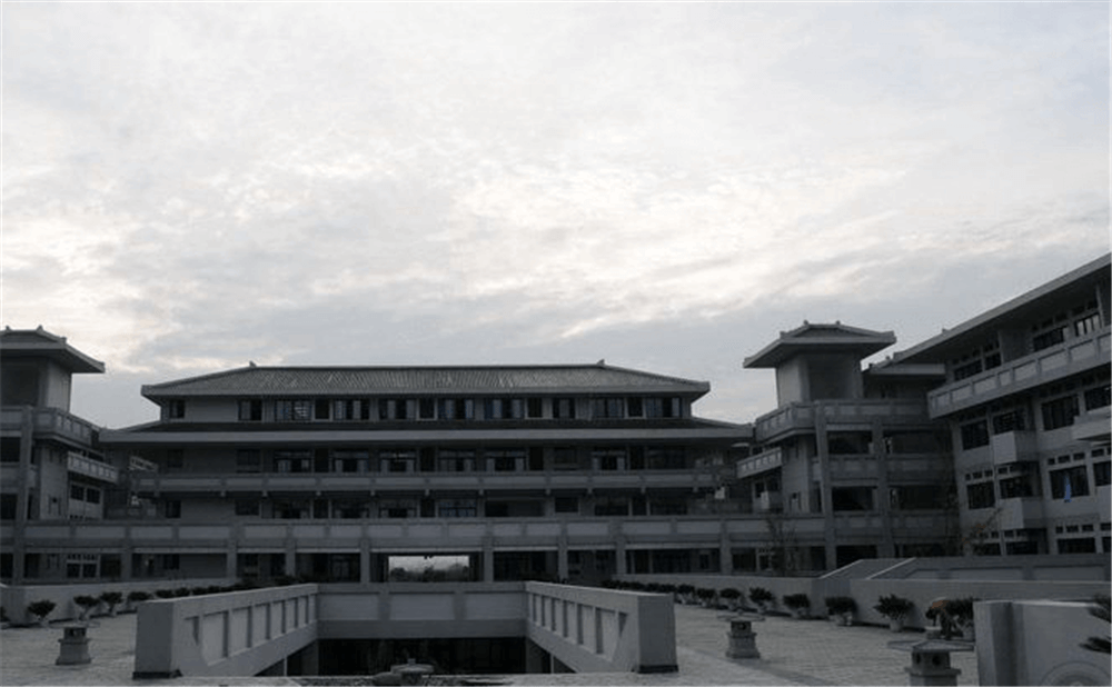 成都石室中學(xué)北湖校區(qū)的學(xué)費(fèi)是多少錢？