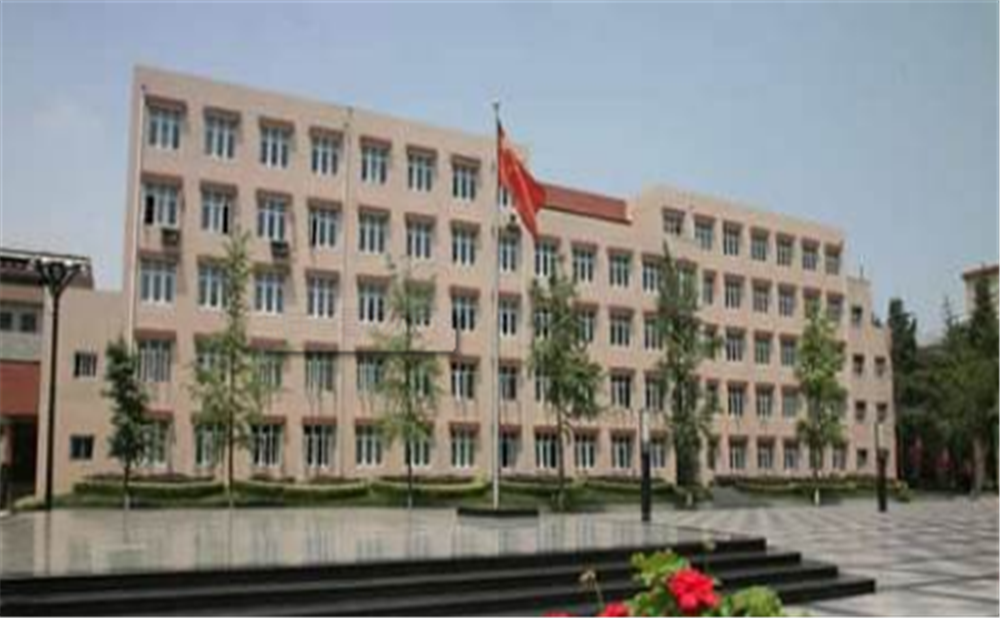成都西藏中學(xué)高中一年的學(xué)費(fèi)是多少？
