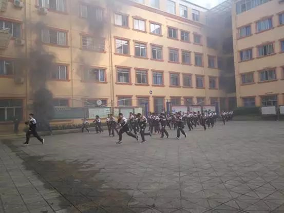 成都實(shí)驗(yàn)外國(guó)語學(xué)校的宿舍怎么樣？