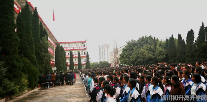 賈家中學(xué)高中一年的學(xué)費(fèi)是多少？