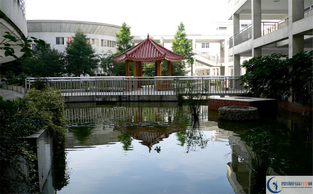 成都市龍泉中學(xué)是怎么樣的學(xué)校？