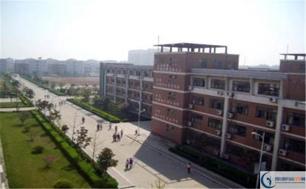 都江堰中學(xué)的學(xué)費收費標(biāo)準(zhǔn)是多少？