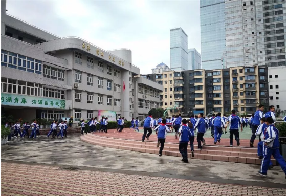 成都市第十七中學(xué)的老師好不好？
