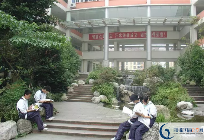 四川師范大學附屬中學一年的學費是多少？