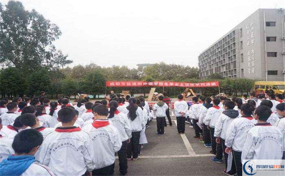 鹽道街外國語學(xué)校一年的學(xué)費是多少？