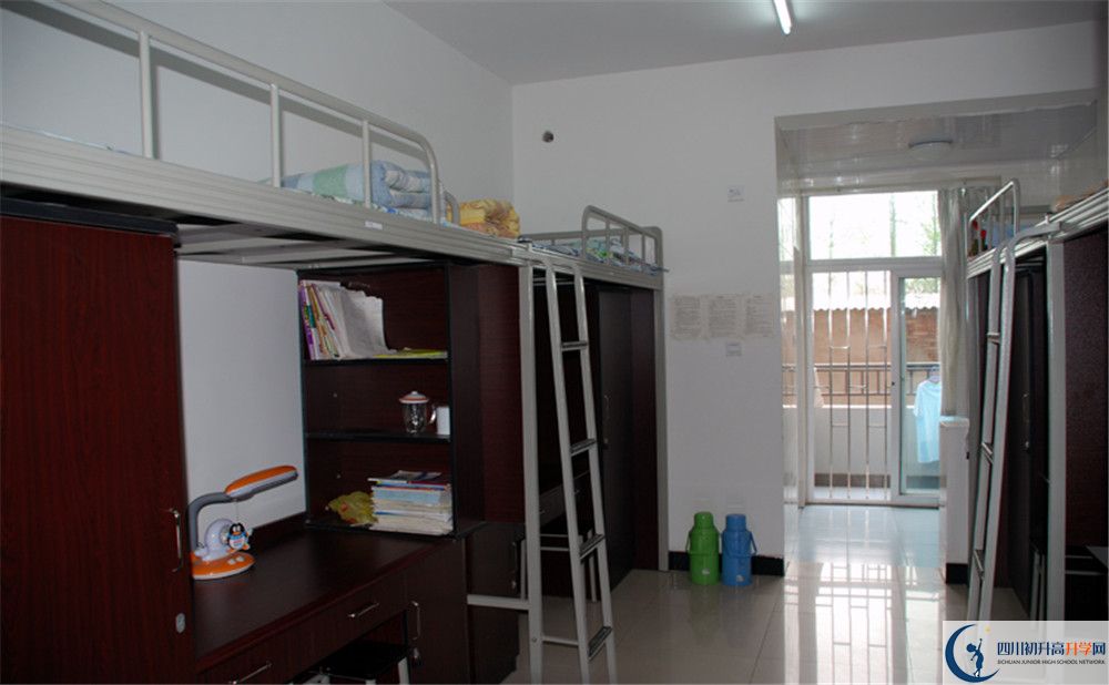 成都樹德中學(xué)光華校區(qū)的高中住宿好不好？