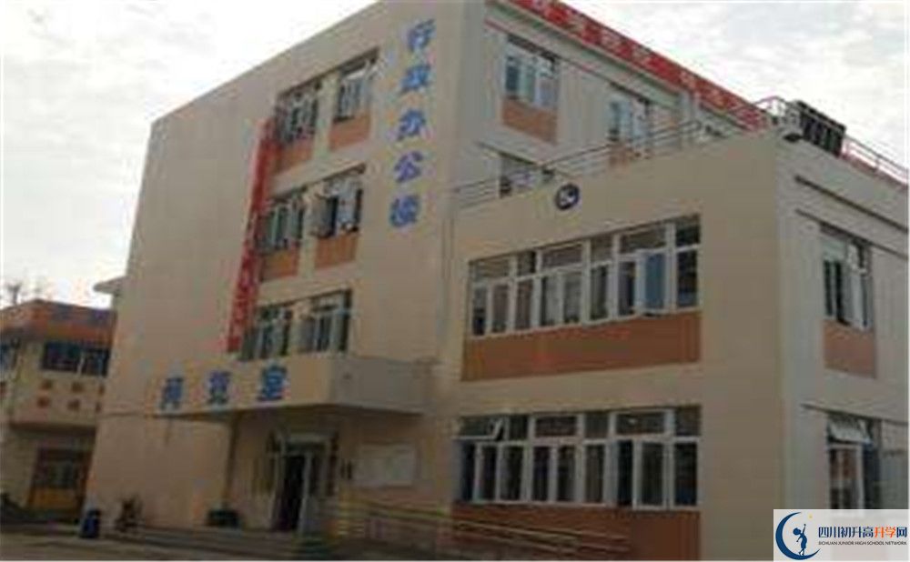蜀城中學(xué)一學(xué)期的學(xué)費(fèi)是多少？