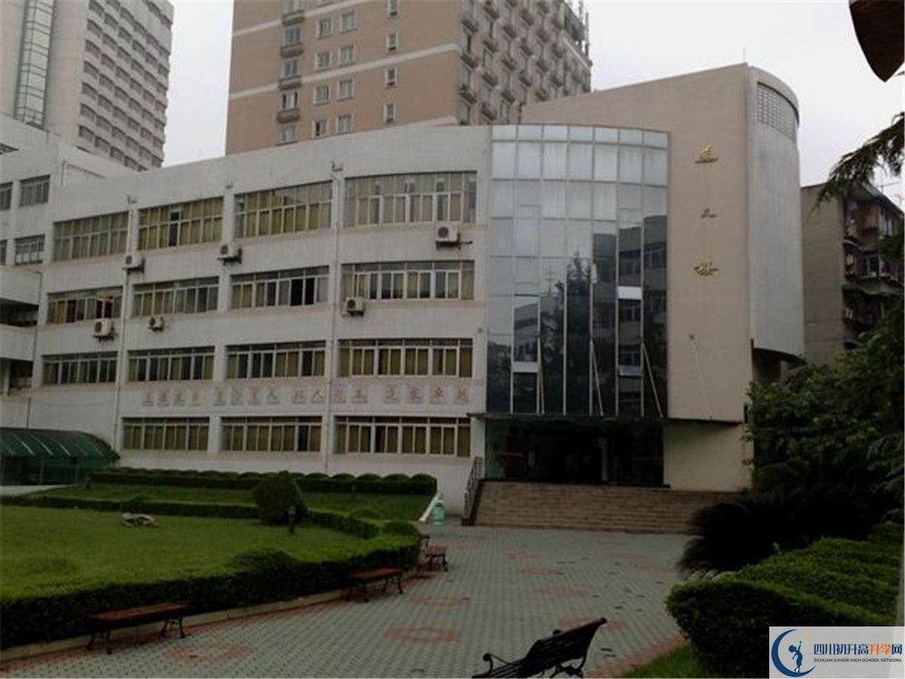 成都市鹽道街中學的分數(shù)線大概是多少？