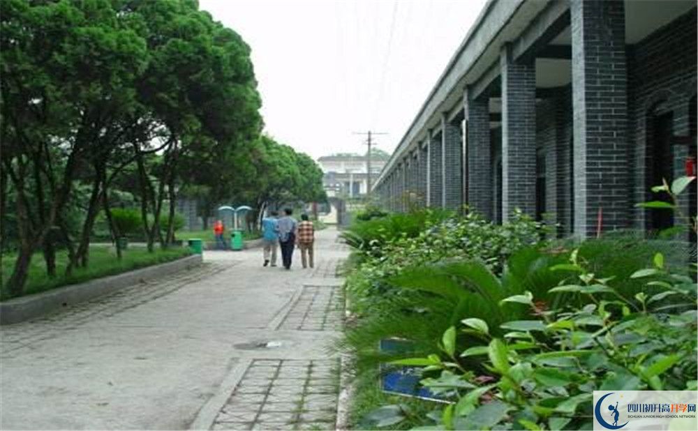 安仁中學(xué)的學(xué)費(fèi)一期是多少？