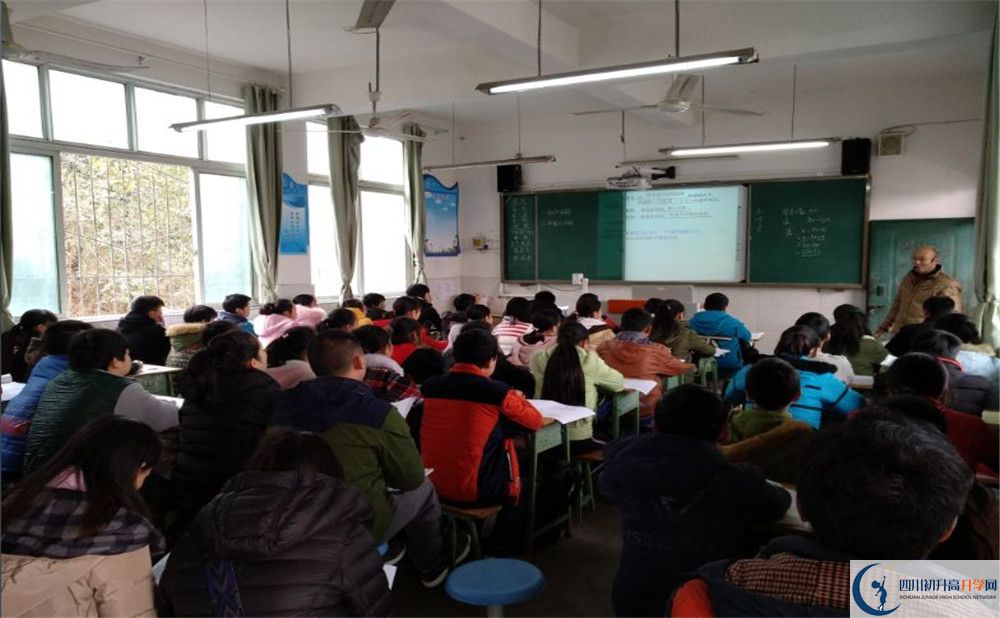 成都市田家炳中學(xué)初升高向外地招生嗎？