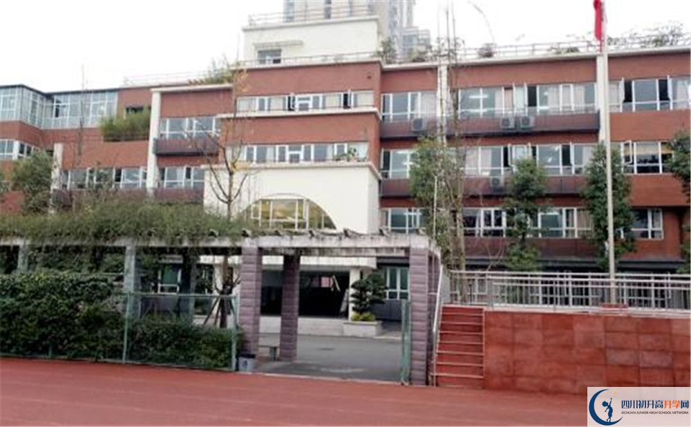 成都七中八一學(xué)校的住宿費(fèi)用是多少？