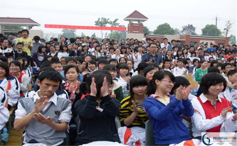 敖平中學(xué)住宿費(fèi)用是多少錢？