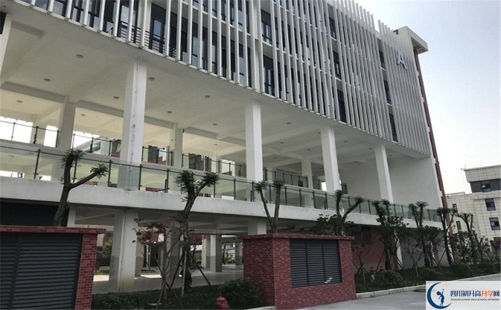 北京第二外國語學院成都附屬中學高中部的地址在哪里？