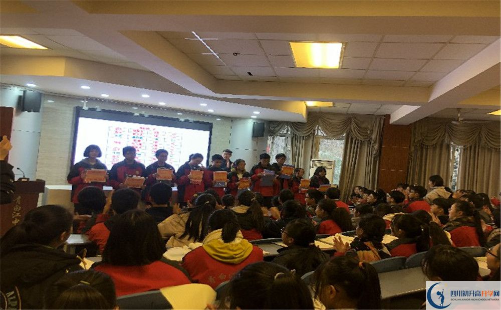 青白江中學(xué)2020年外地生學(xué)費(fèi)是多少？