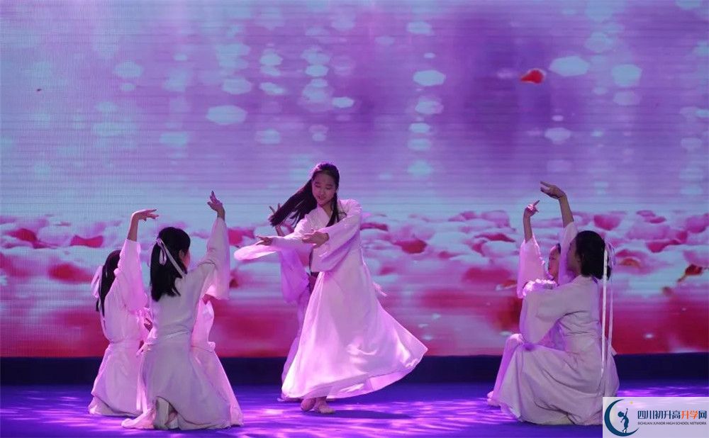 北京第二外國(guó)語(yǔ)學(xué)院成都附屬中學(xué)是私立收費(fèi)嗎？