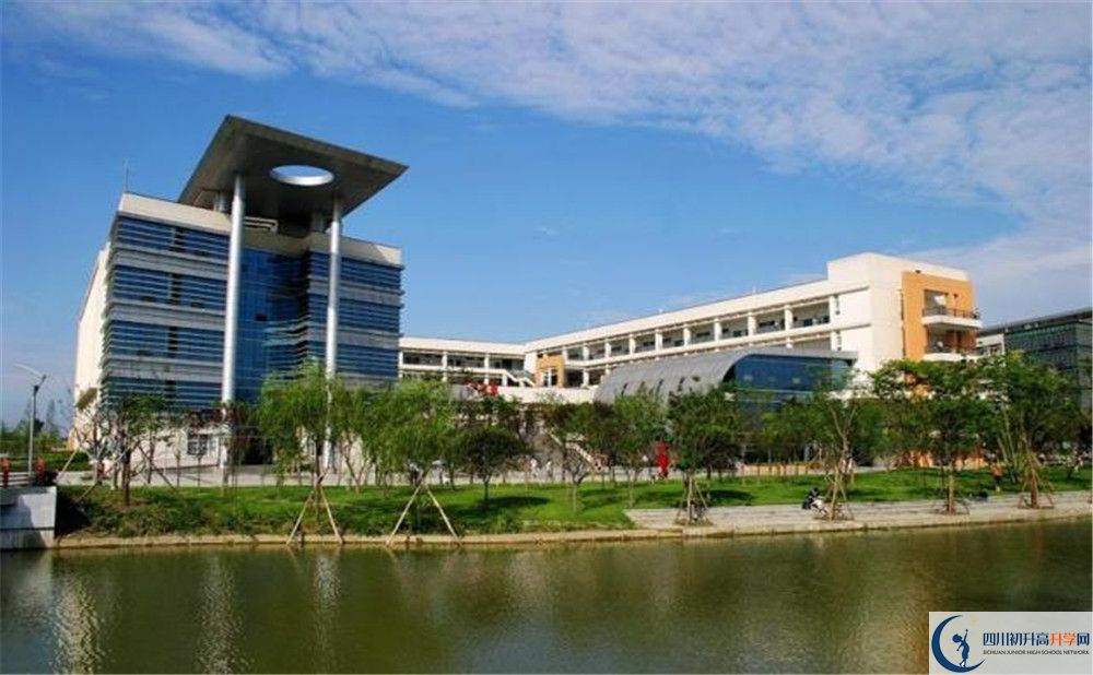 西南交通大學(xué)附屬中學(xué)在校學(xué)生總?cè)藬?shù)是多少？