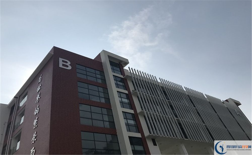 北京第二外國語學(xué)院成都附屬中學(xué)在校學(xué)生總?cè)藬?shù)是多少？