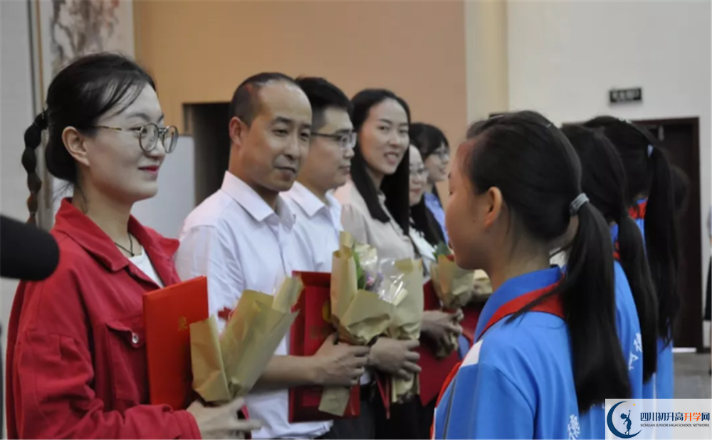 川化中學(xué)在校學(xué)生總?cè)藬?shù)是多少？