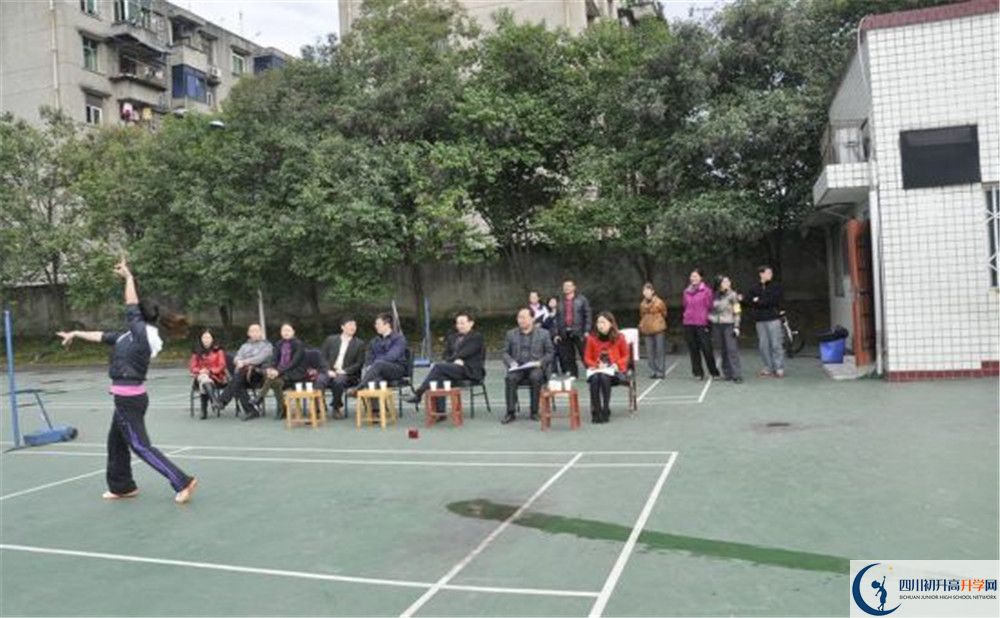 龍泉二中在校學(xué)生總?cè)藬?shù)是多少？
