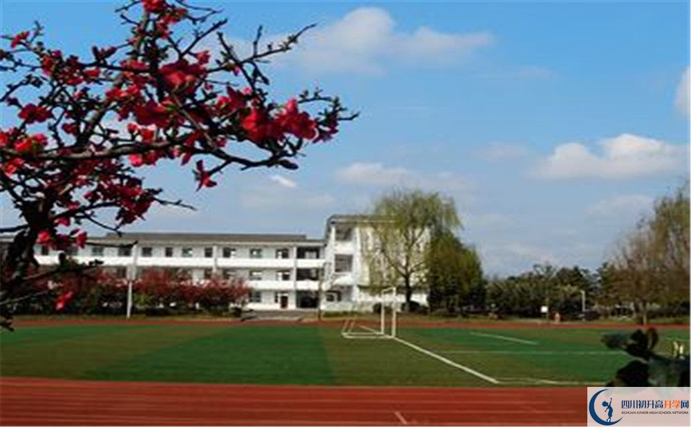 郫縣三中在校學生總?cè)藬?shù)是多少？