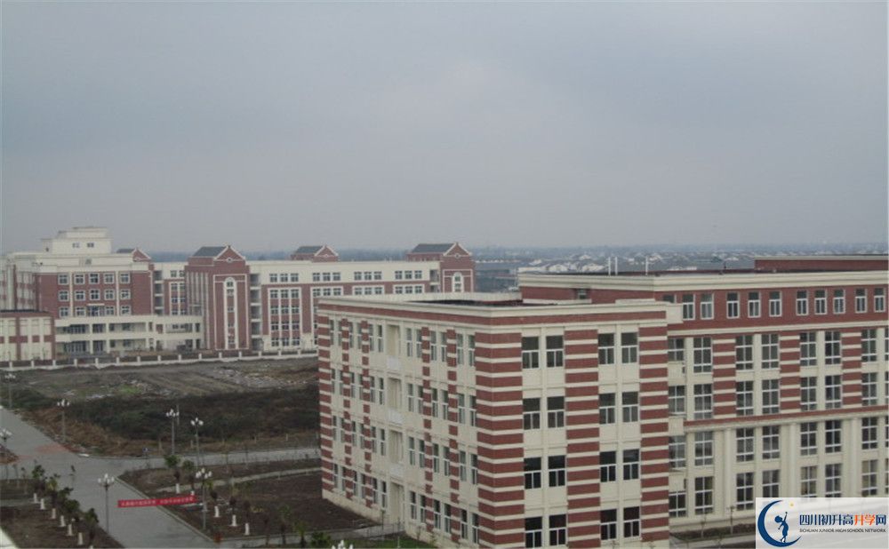 四川師范大學(xué)附屬第三實(shí)驗(yàn)中學(xué)今年的學(xué)費(fèi)怎么收??？
