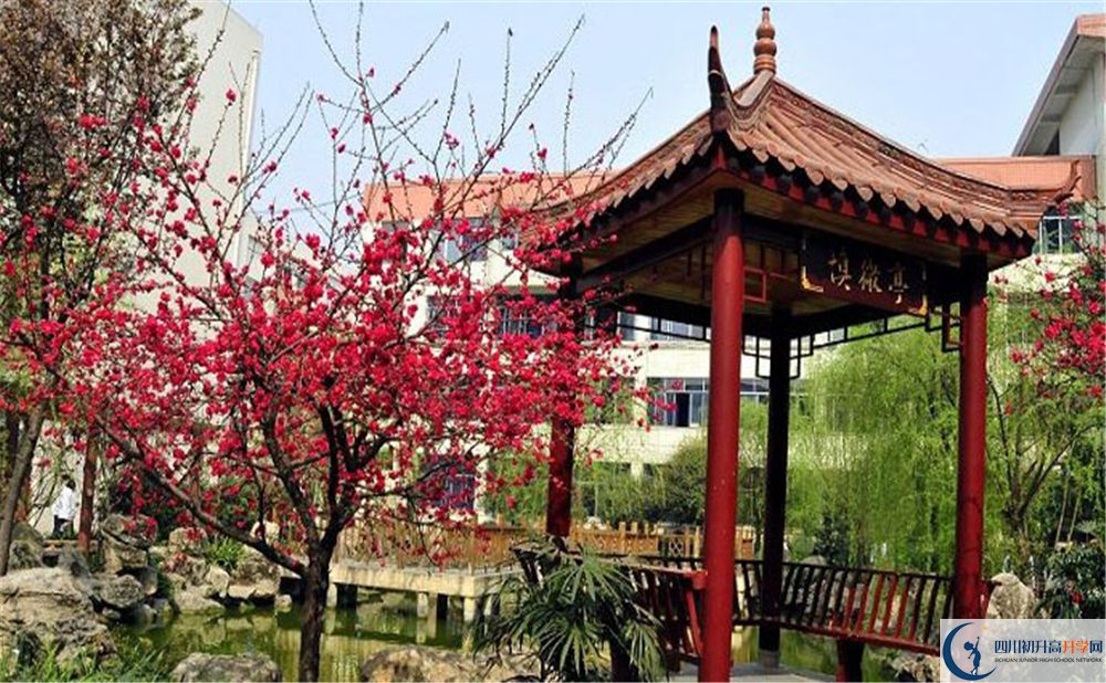崇州市蜀城中學(xué)在哪里？